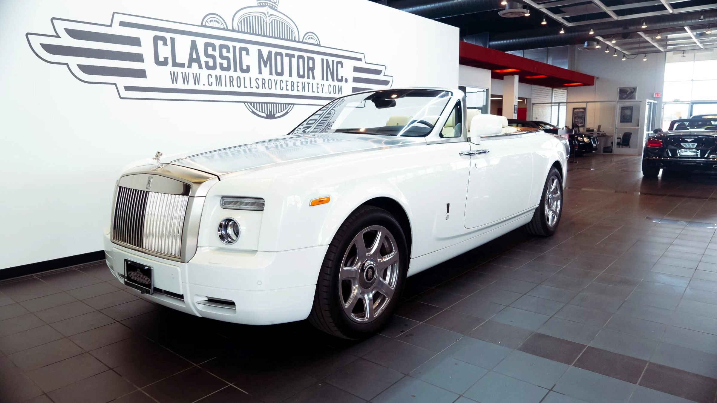 Used 2011 Rolls-Royce Phantom Drophead Coupe RWD image 2