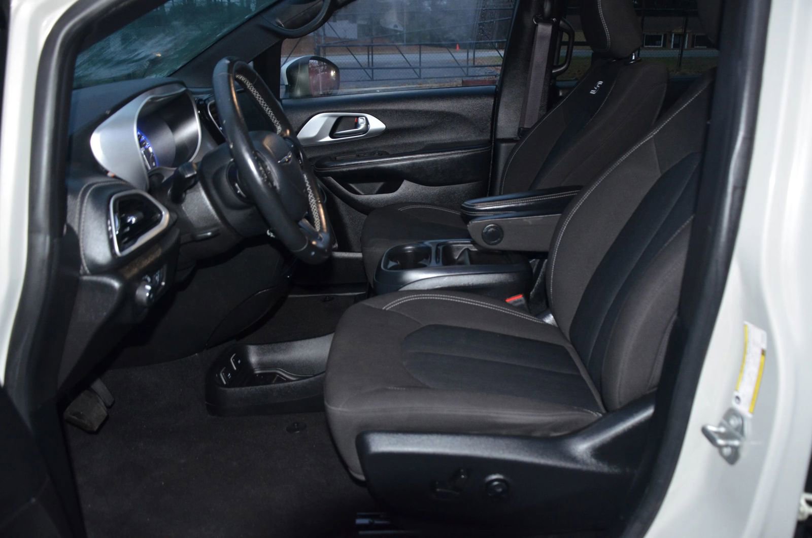 Used 2021 Chrysler Pacifica Touring w/ S Appearance Package image 7
