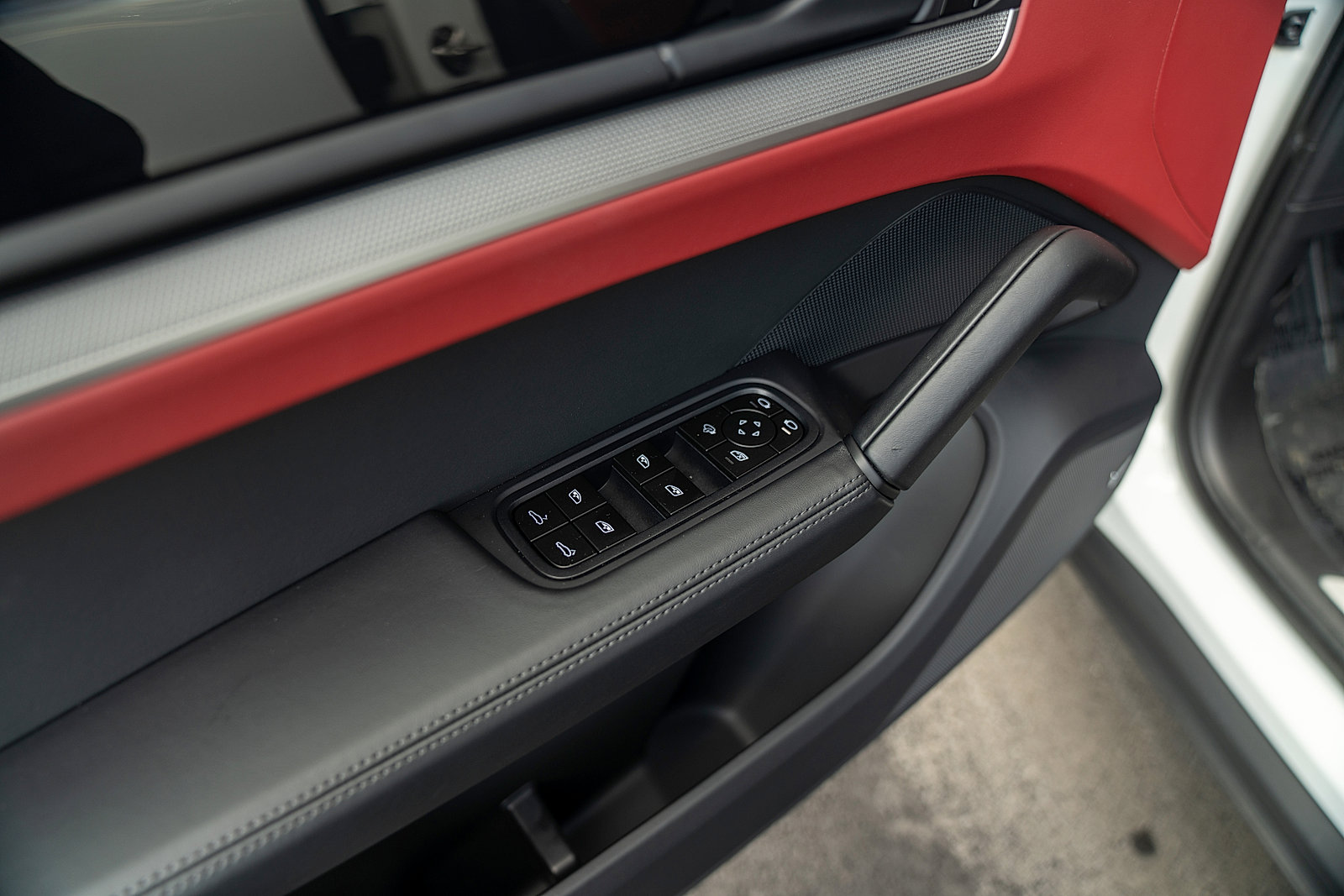 Certified 2025 Porsche Cayenne Coupe image 20