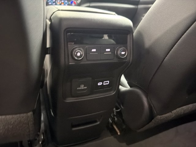 Used 2023 GMC Acadia SLT AWD/4WD image 27