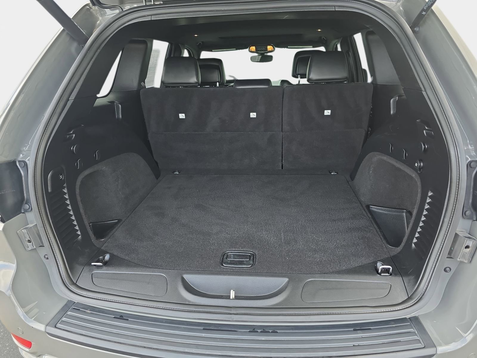 Used 2019 Jeep Grand Cherokee Altitude AWD/4WD image 14