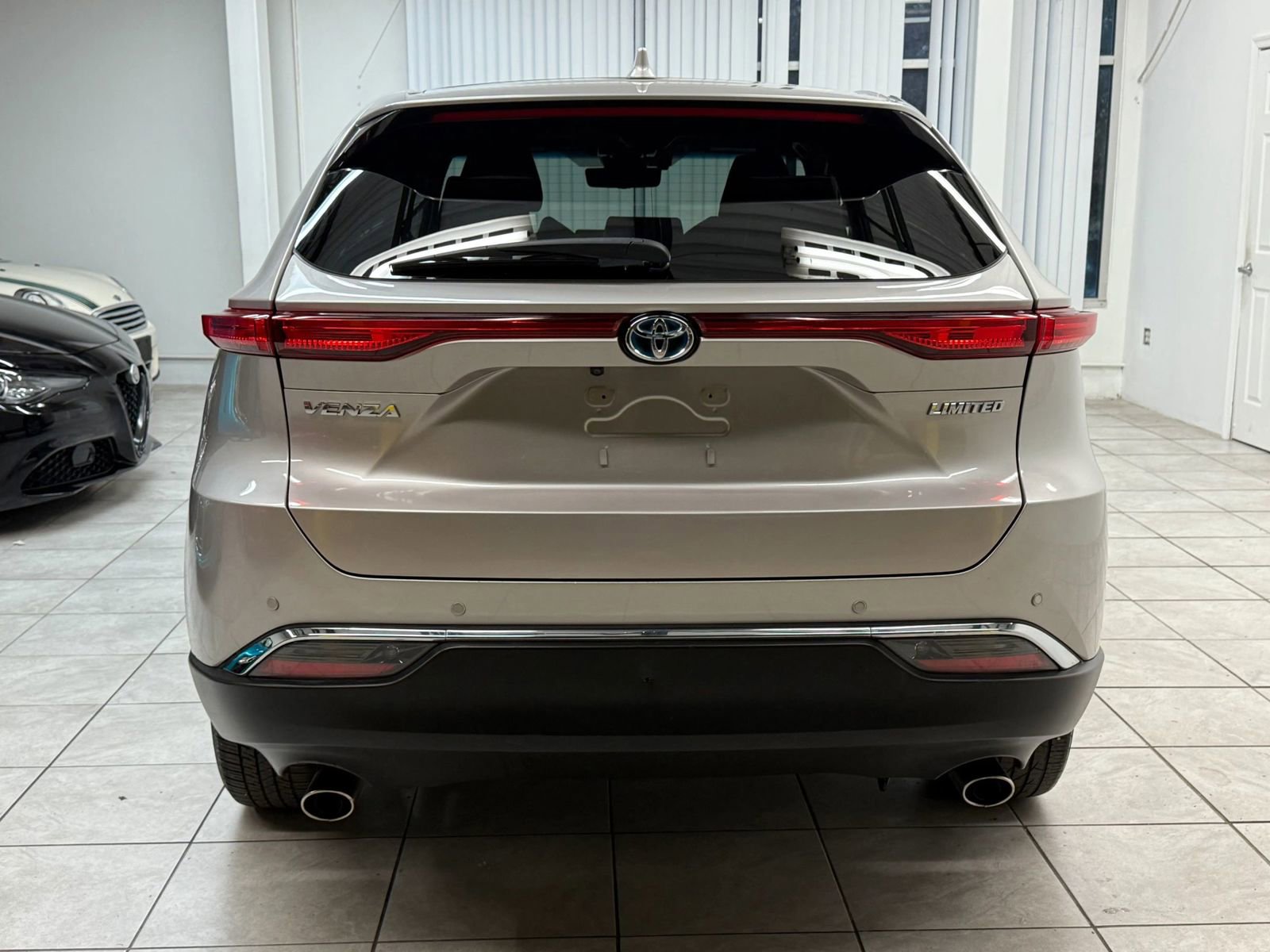 Used 2023 Toyota Venza Limited image 8