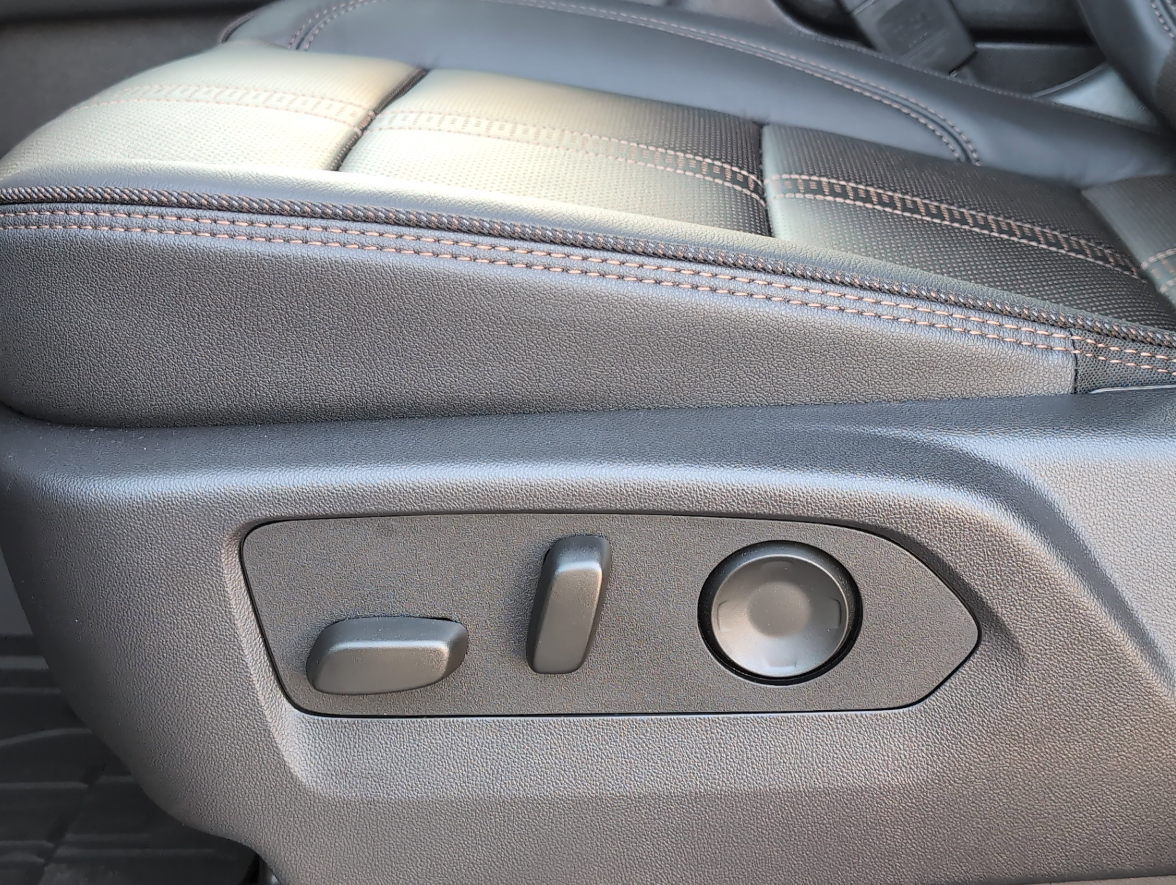 New 2026 Chevrolet Suburban High Country w/ LPO, Illumination Package image 10