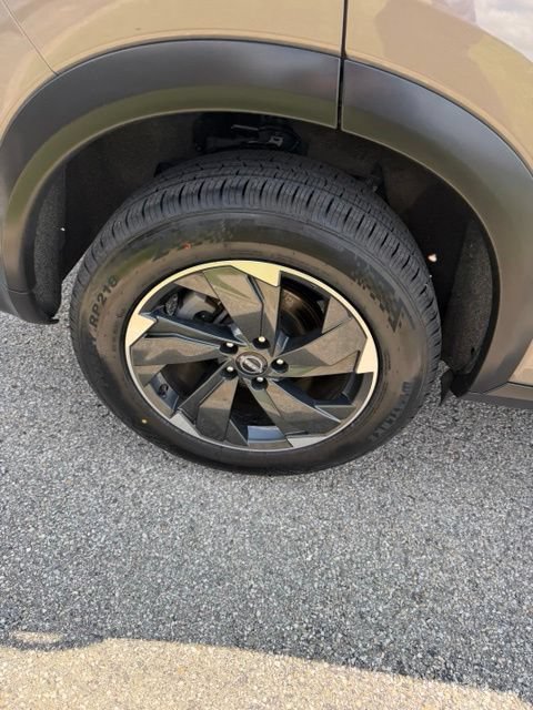 Used 2025 Nissan Rogue SV AWD/4WD image 12