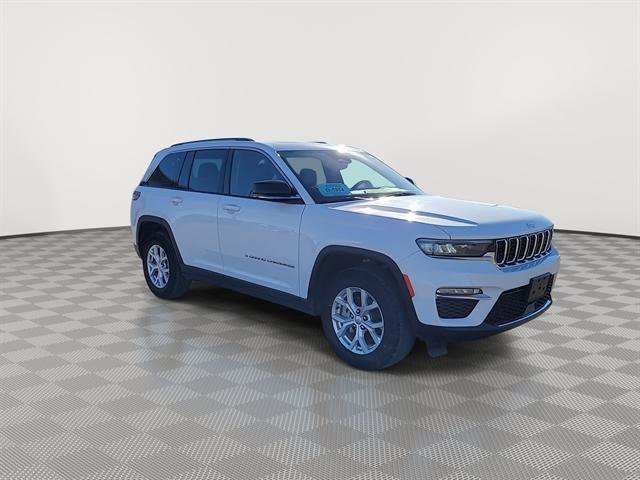Used 2023 Jeep Grand Cherokee Limited image 2