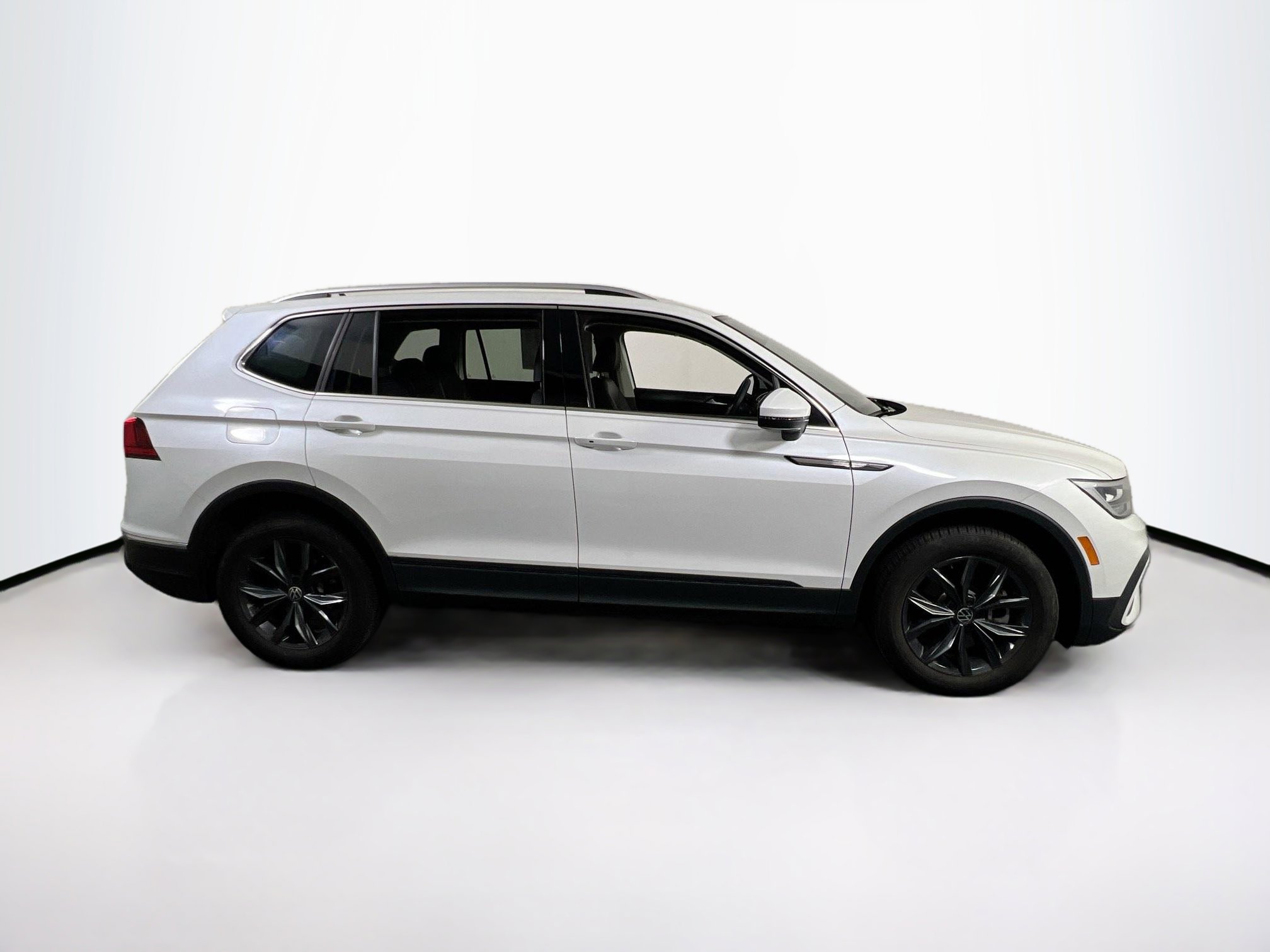 Used 2023 Volkswagen Tiguan SE image 4