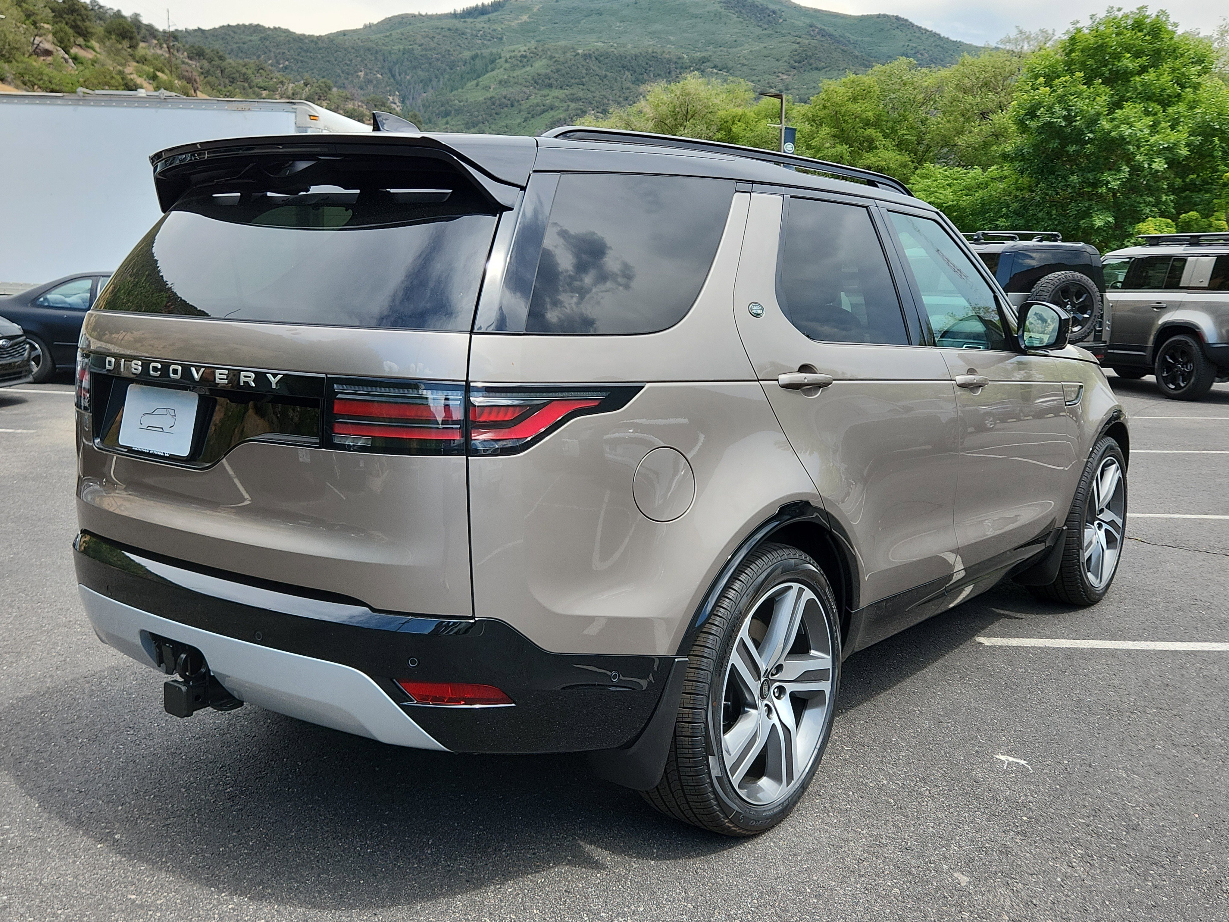 New 2025 Land Rover Discovery Metropolitan Edition image 3