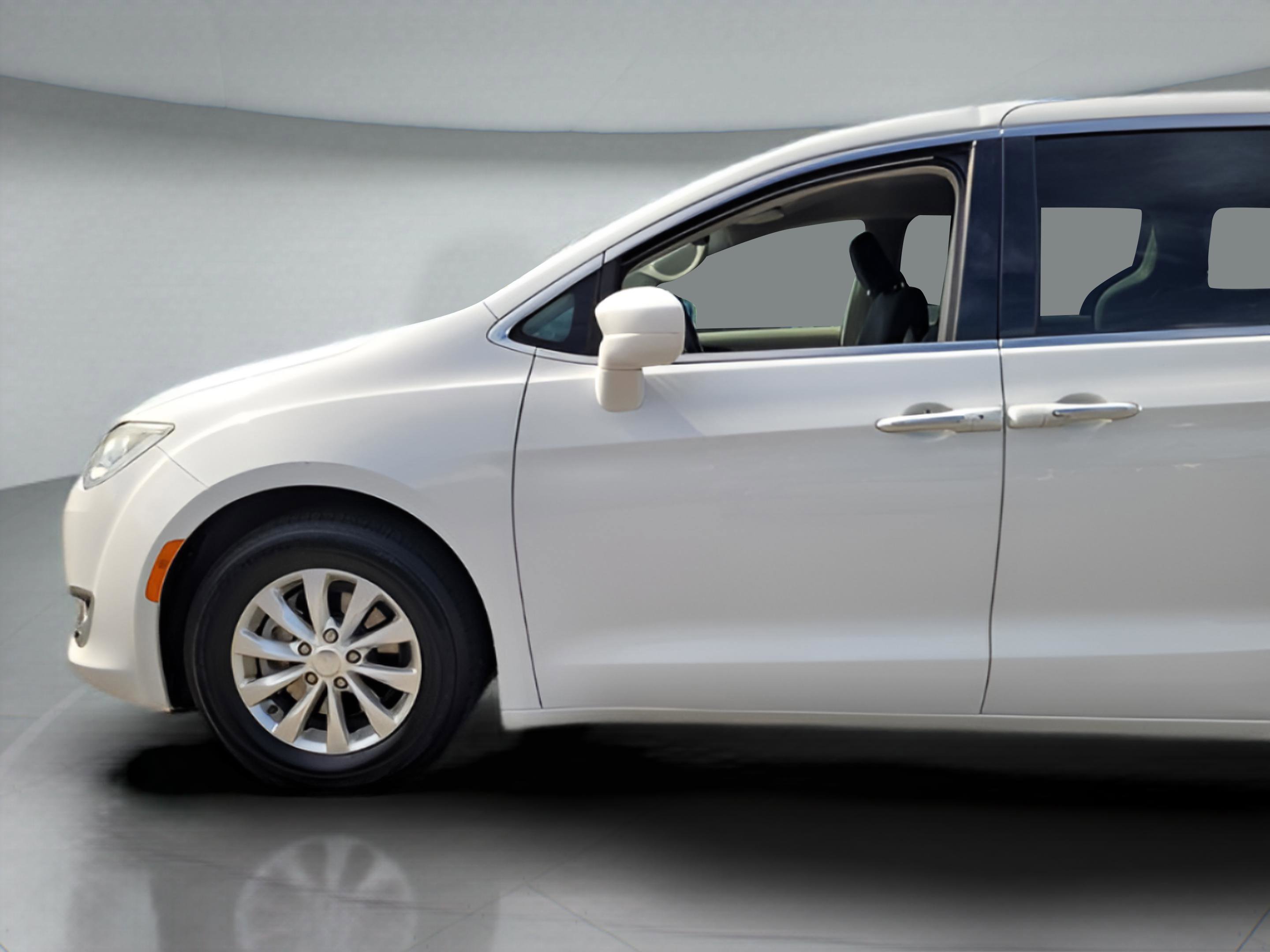 Used 2019 Chrysler Pacifica Touring Plus image 36