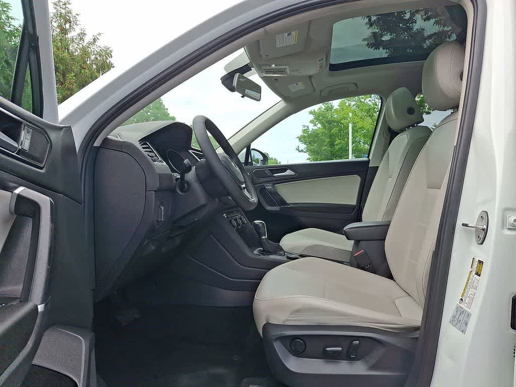 Used 2018 Volkswagen Tiguan SE w/ Panoramic Sunroof Package AWD/4WD image 11