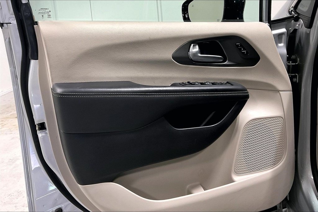 Used 2024 Chrysler Pacifica Touring-L FWD image 21