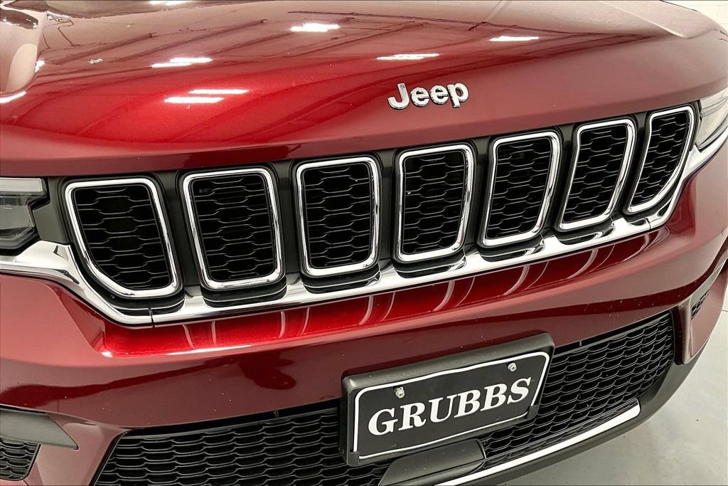 Used 2023 Jeep Grand Cherokee Laredo AWD/4WD image 29