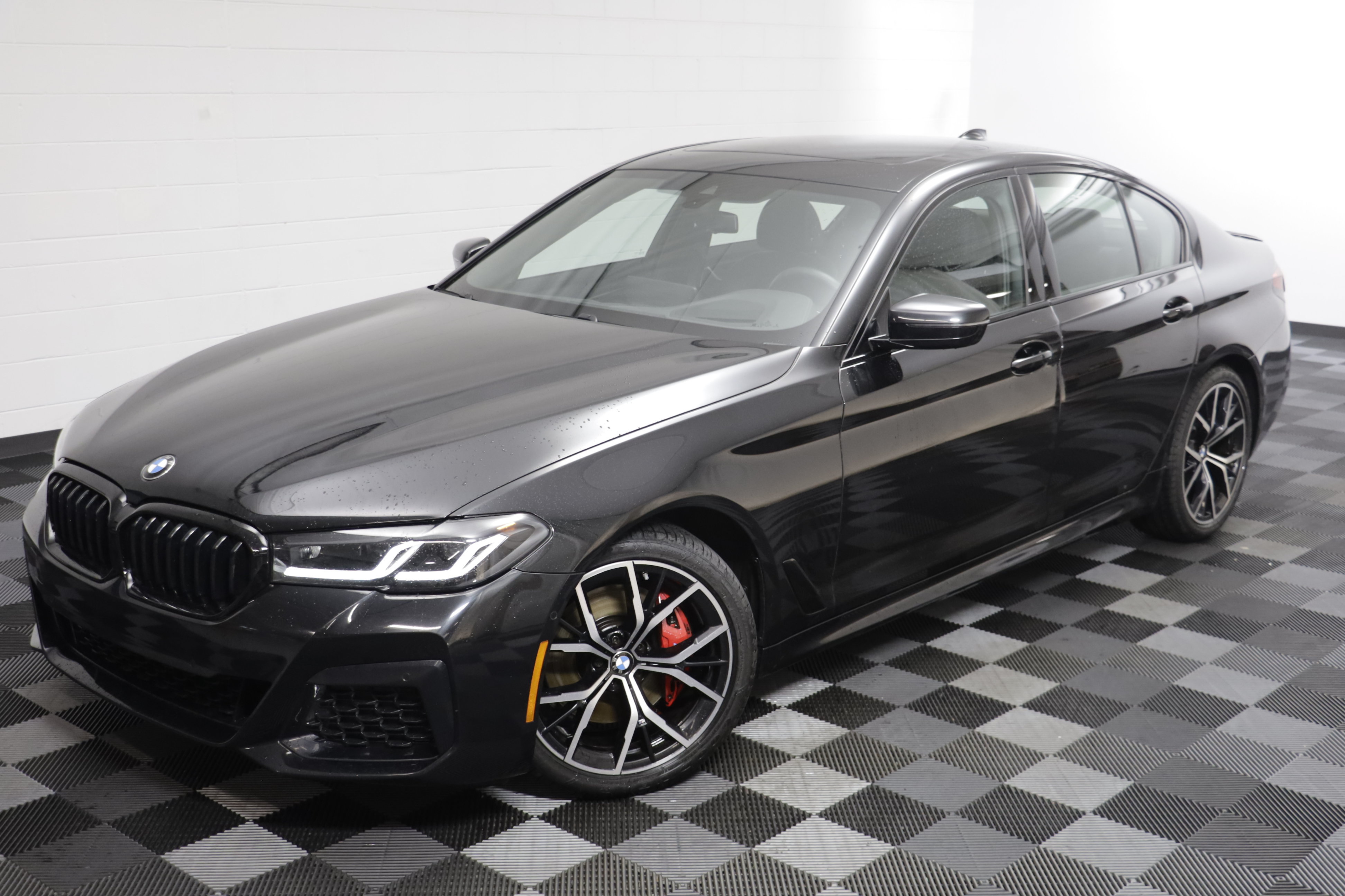 Used 2023 BMW 530i xDrive w/ M Sport Package AWD/4WD image 2