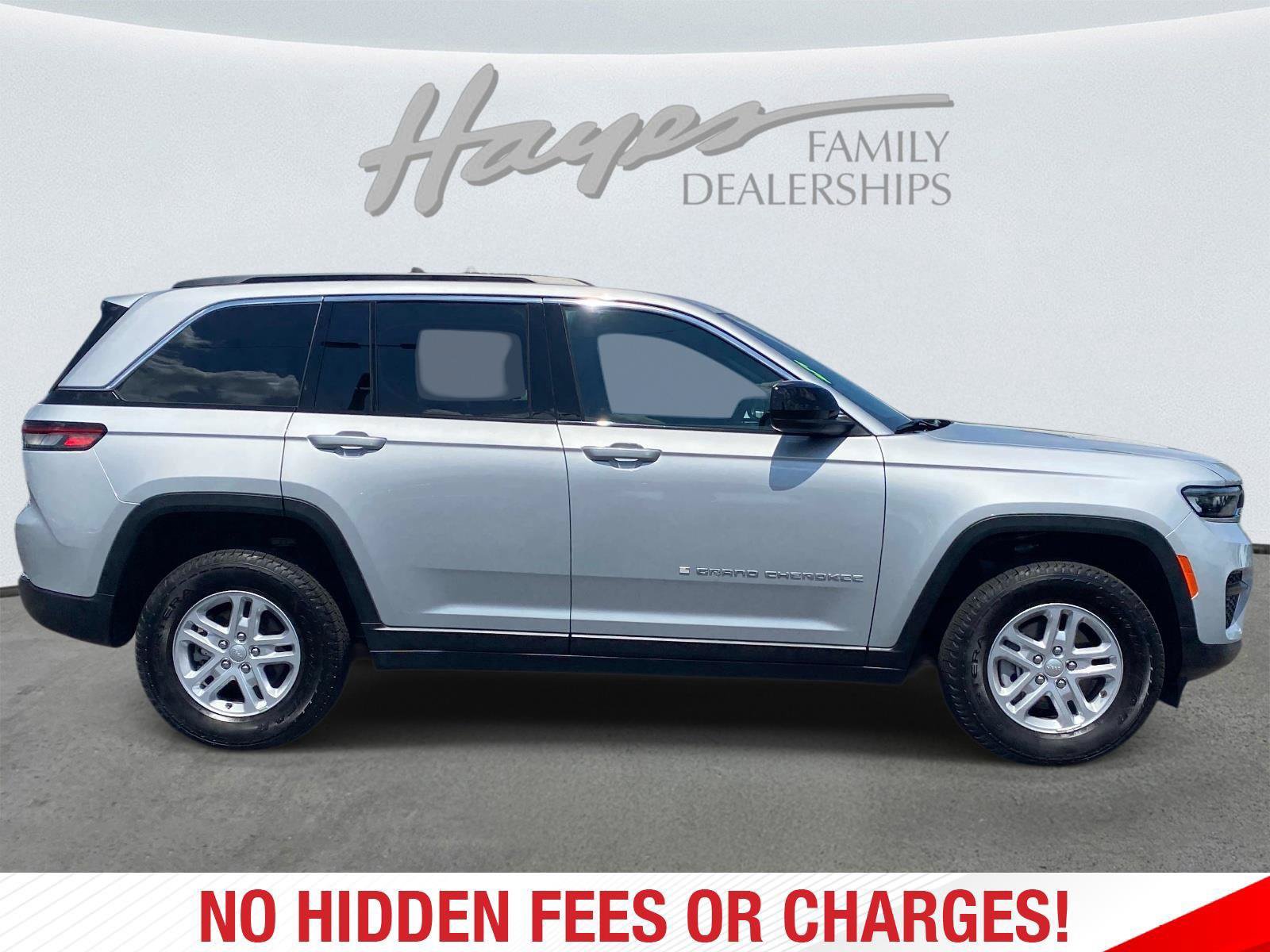 Used 2025 Jeep Grand Cherokee Laredo RWD image 2