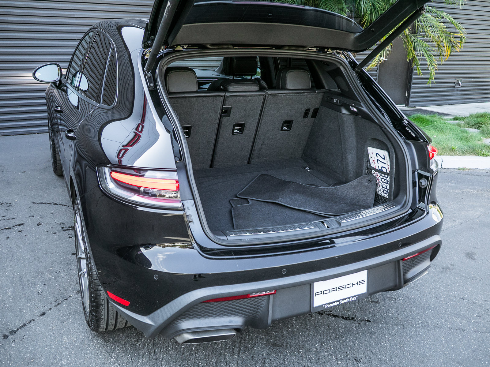 Certified 2023 Porsche Macan AWD/4WD image 23