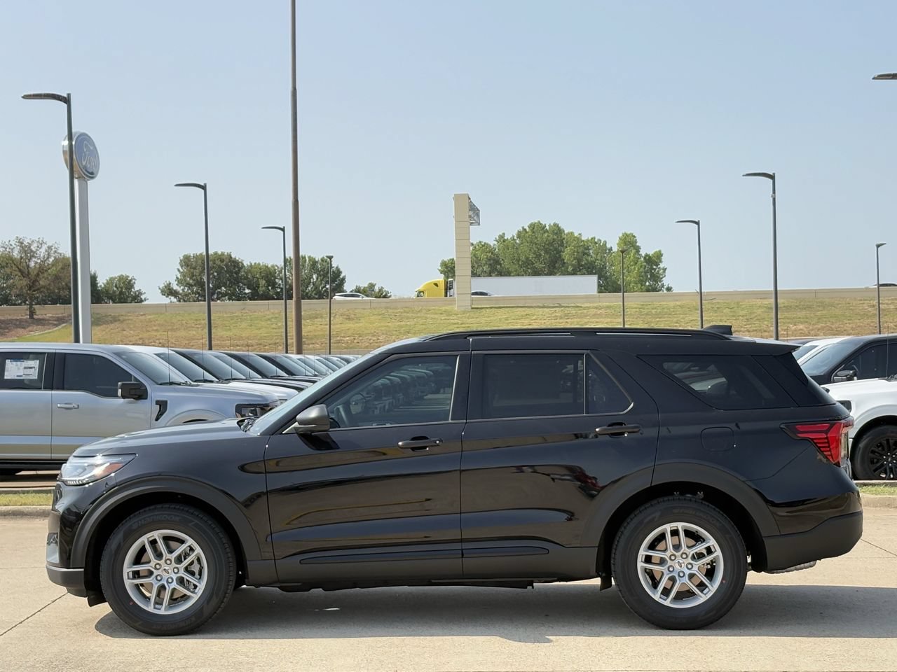 New 2026 Ford Explorer Active RWD image 3