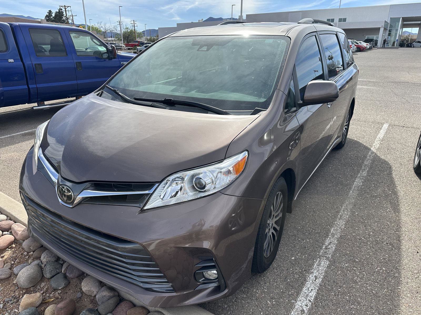Used 2018 Toyota Sienna XLE w/ XLE Navigation Package image 1