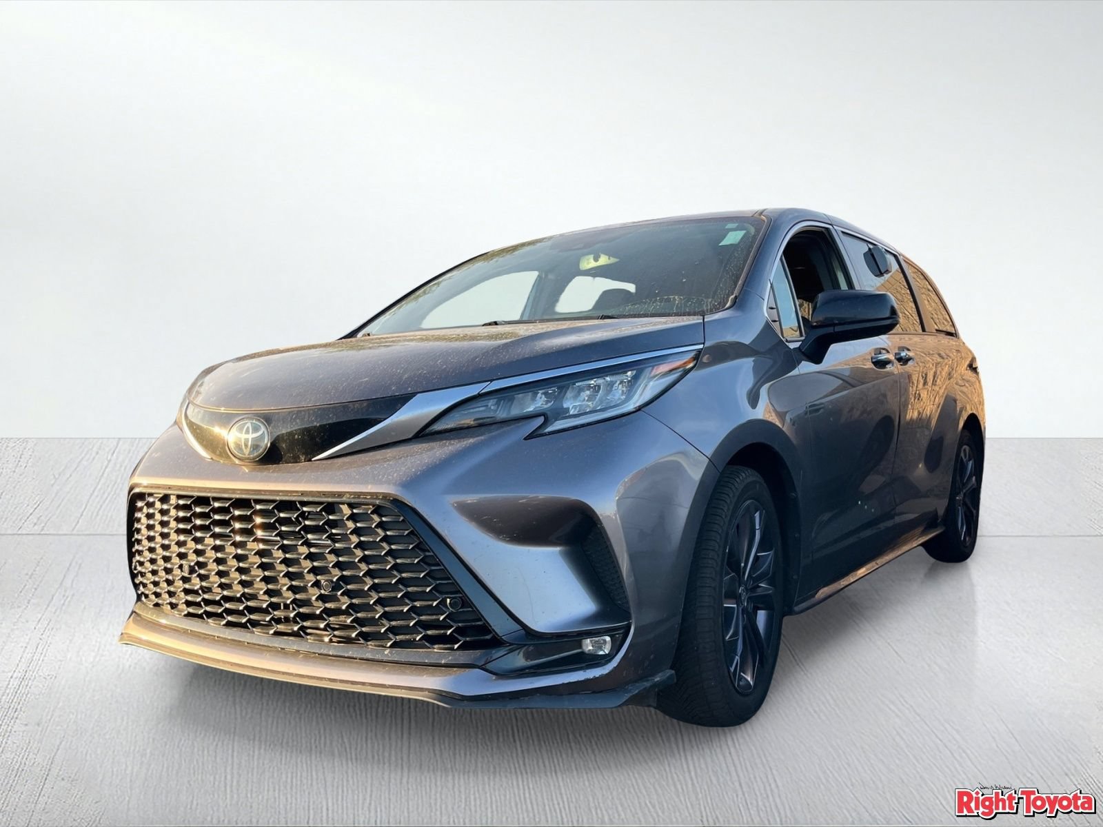 Used 2022 Toyota Sienna XSE w/ XSE Plus Package FWD image 2