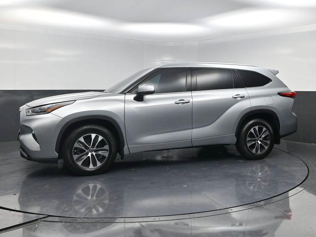 Used 2021 Toyota Highlander XLE image 3