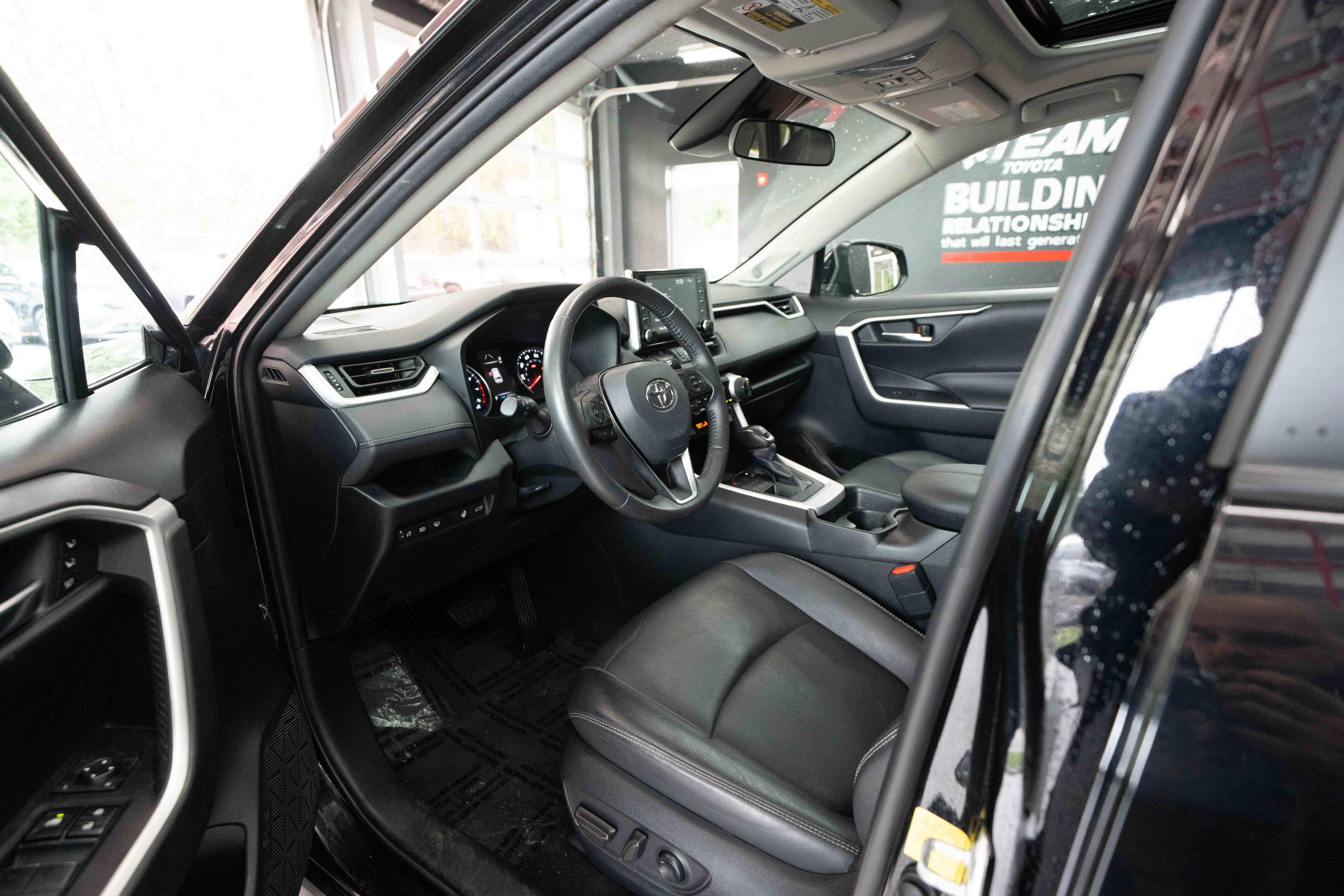 Used 2021 Toyota RAV4 XLE Premium image 8