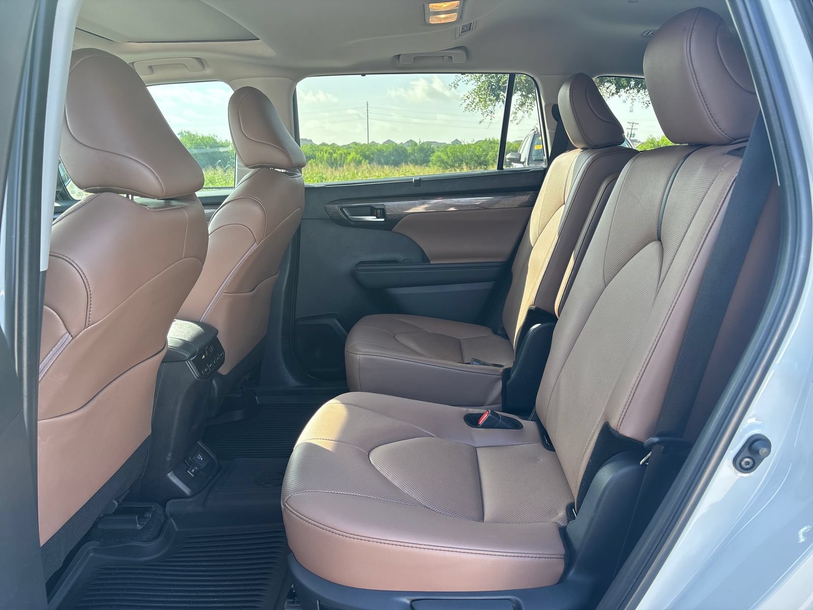 Used 2025 Toyota Highlander Limited AWD/4WD image 11