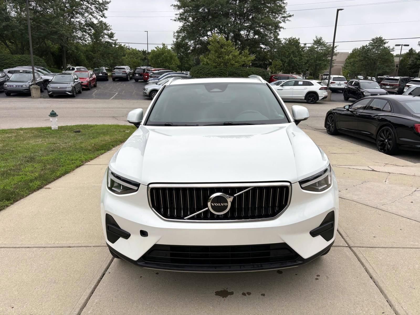Used 2025 Volvo XC40 B5 Core image 2