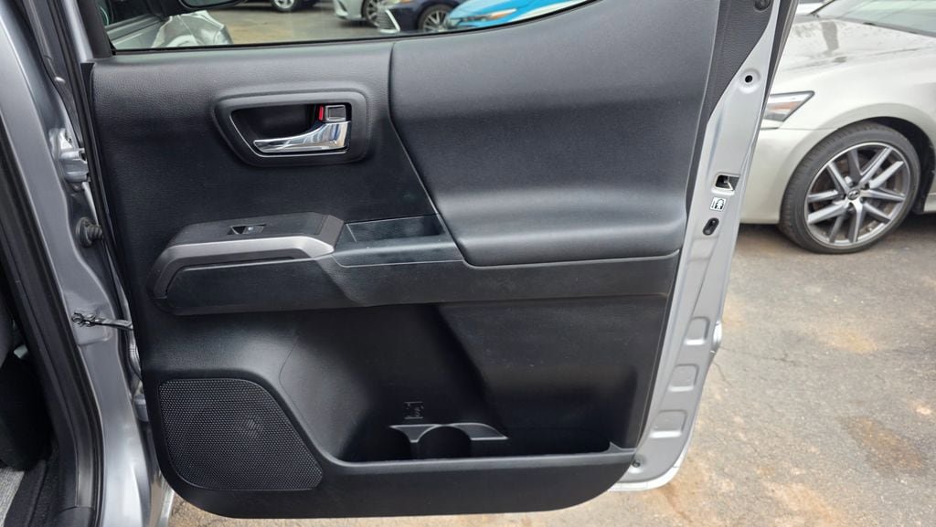 Used 2017 Toyota Tacoma TRD Sport RWD image 34