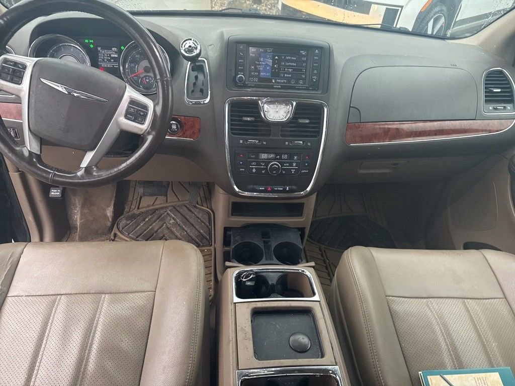 Used 2015 Chrysler Town & Country Touring-L w/ Driver Convenience Group image 8
