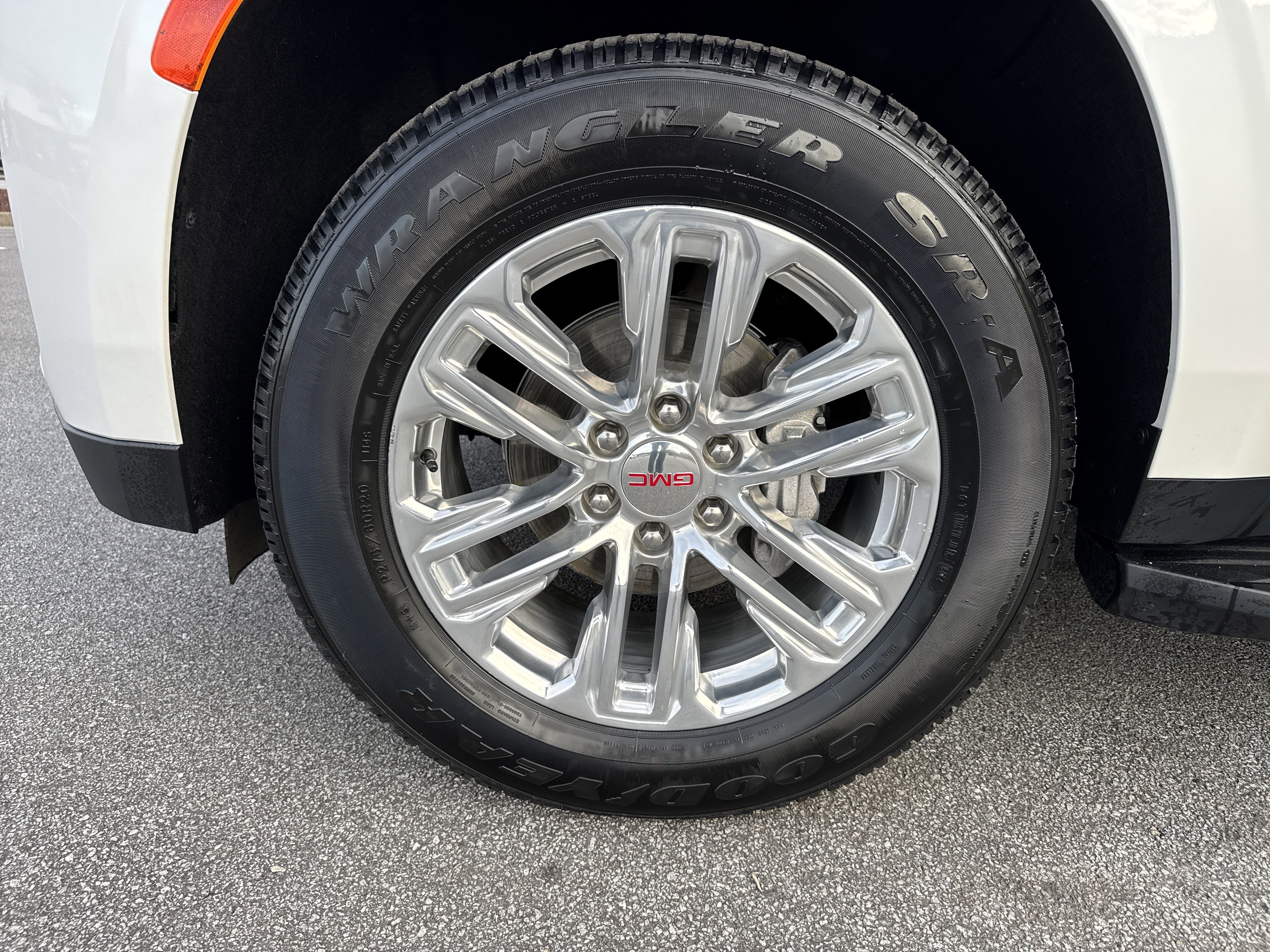 Used 2024 GMC Yukon XL SLT w/ SLT Luxury Package image 13