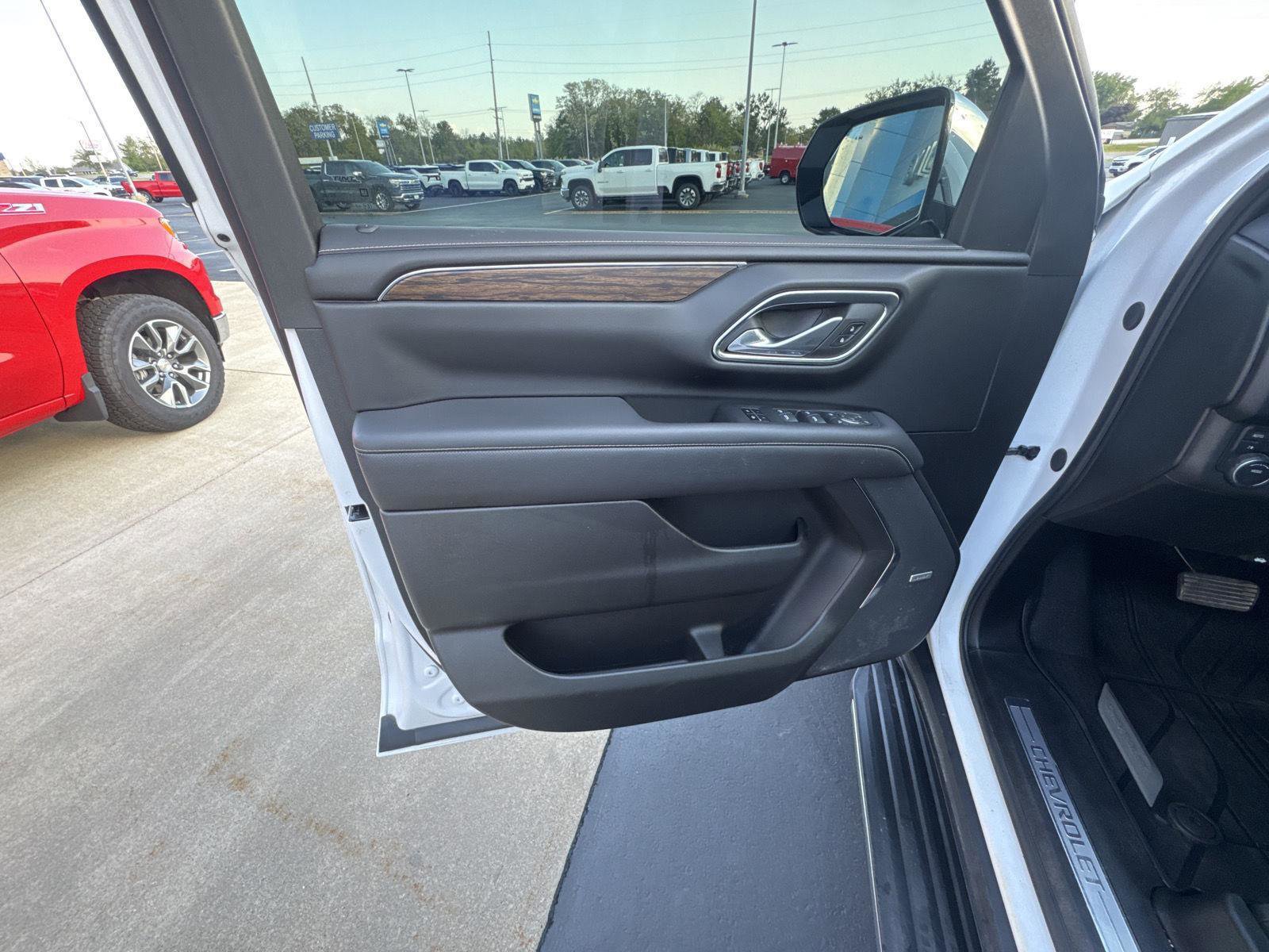 Used 2024 Chevrolet Tahoe Premier AWD/4WD image 8
