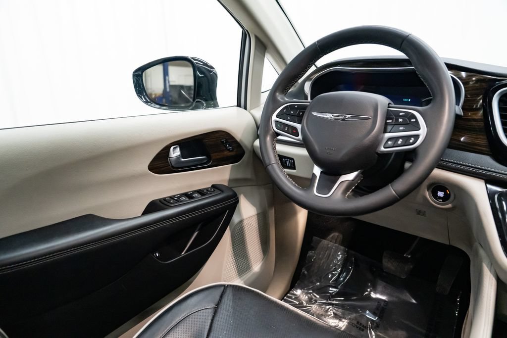 Used 2023 Chrysler Pacifica Limited FWD image 12