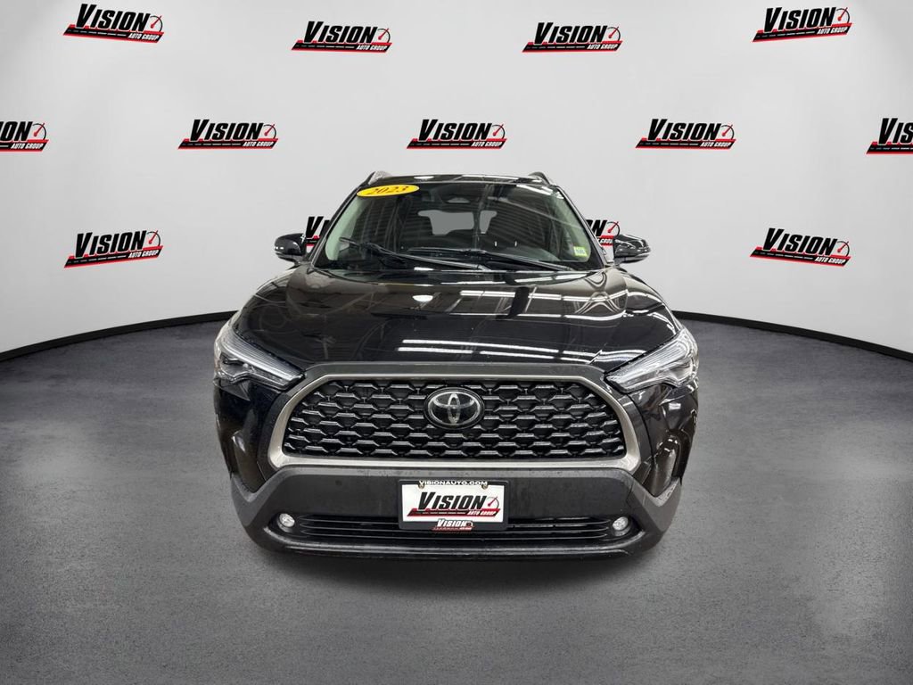 Used 2023 Toyota Corolla Cross XLE w/ Convenience Package image 2