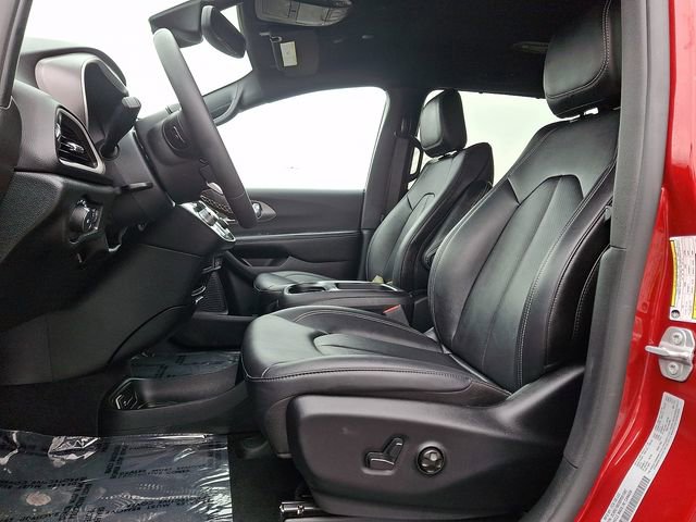 Used 2025 Chrysler Pacifica Select image 15