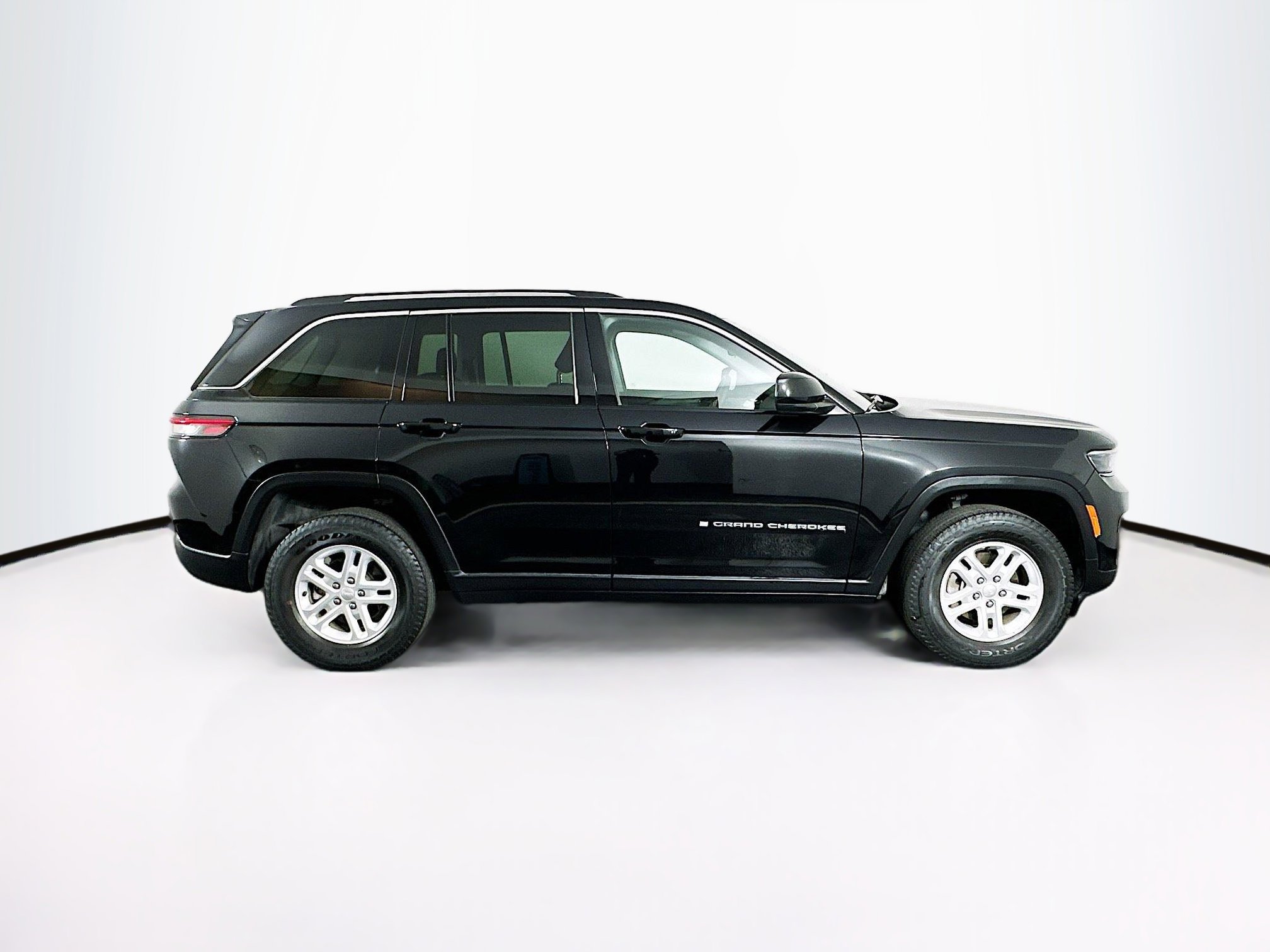 Used 2023 Jeep Grand Cherokee Laredo image 10
