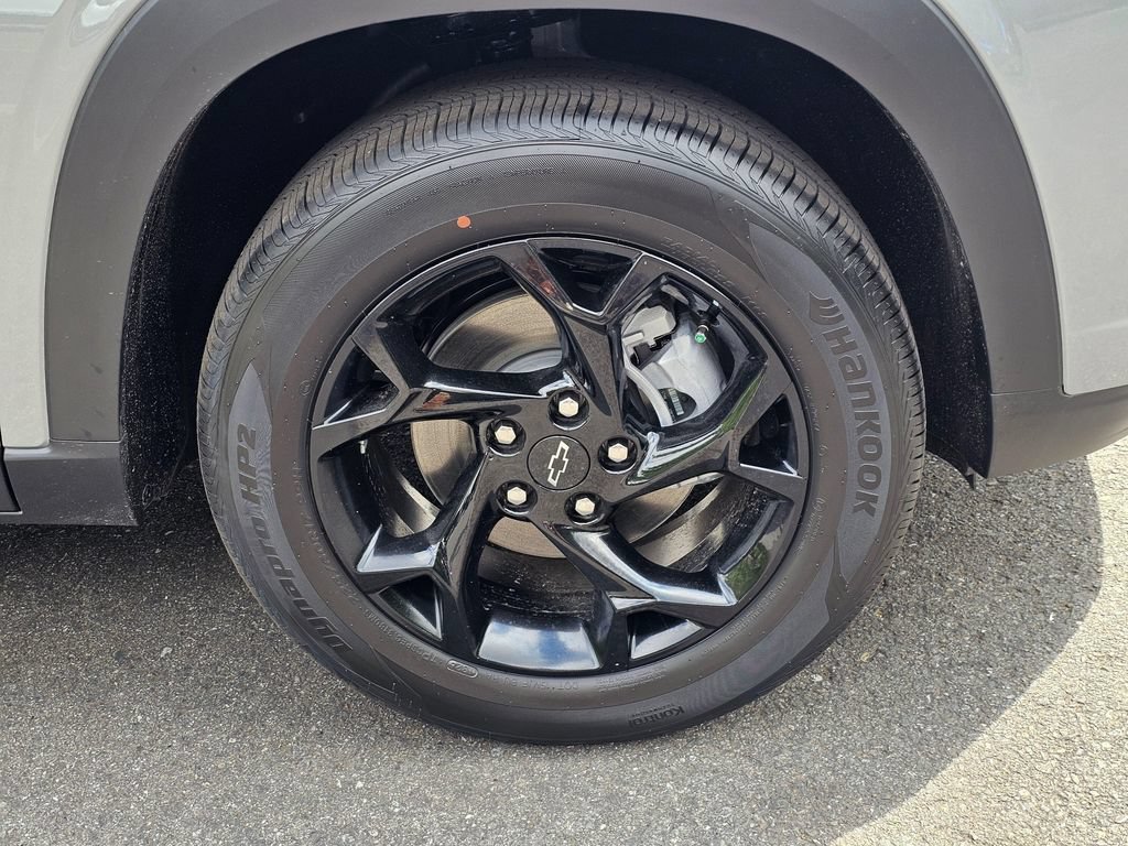 New 2026 Chevrolet Trax LT w/ Midnight Edition FWD image 9