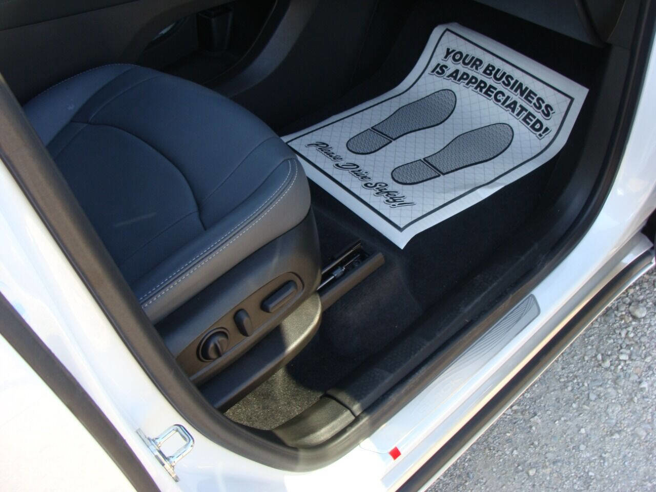 Used 2023 Buick Enclave Essence w/ Experience Buick Package image 17