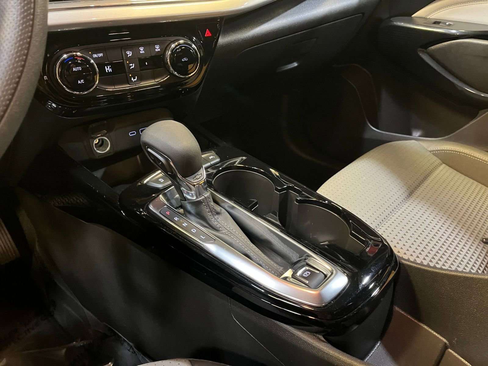 Used 2025 Chevrolet Trax LT image 40