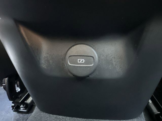 Used 2024 Volvo XC60 B5 Core image 17