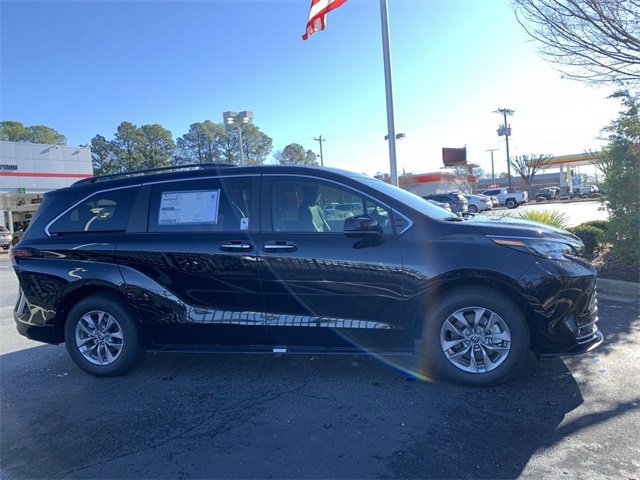 New 2026 Toyota Sienna XLE image 9