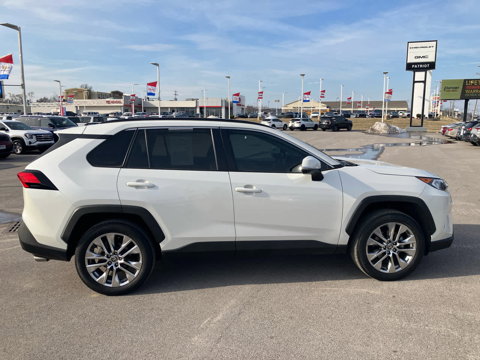 Used 2021 Toyota RAV4 XLE Premium image 8