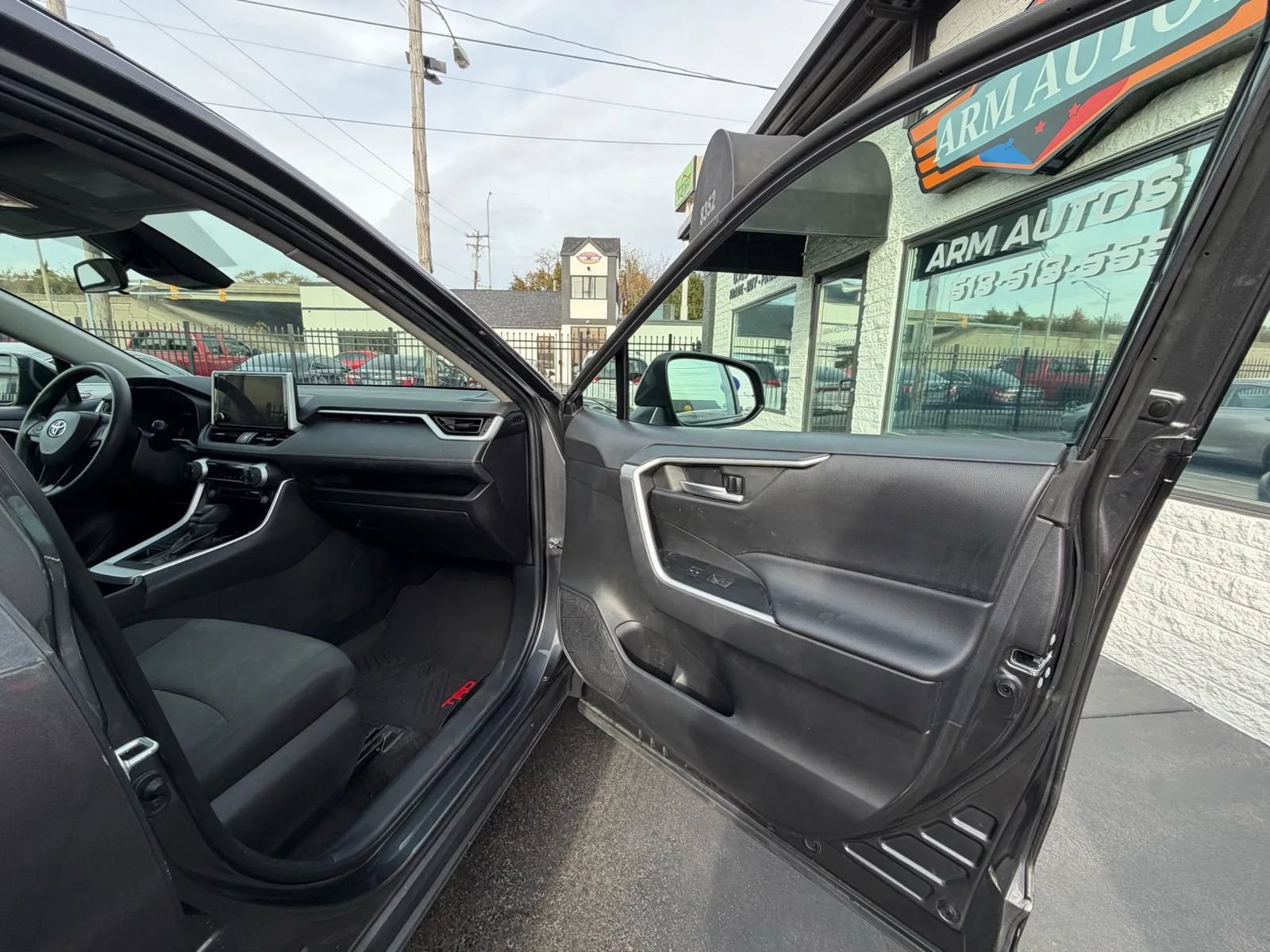 Used 2023 Toyota RAV4 XLE AWD/4WD image 17