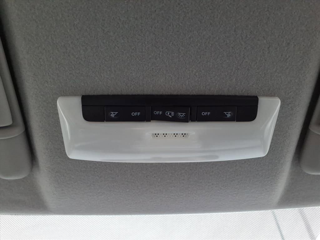 Used 2018 Nissan Kicks SV image 21