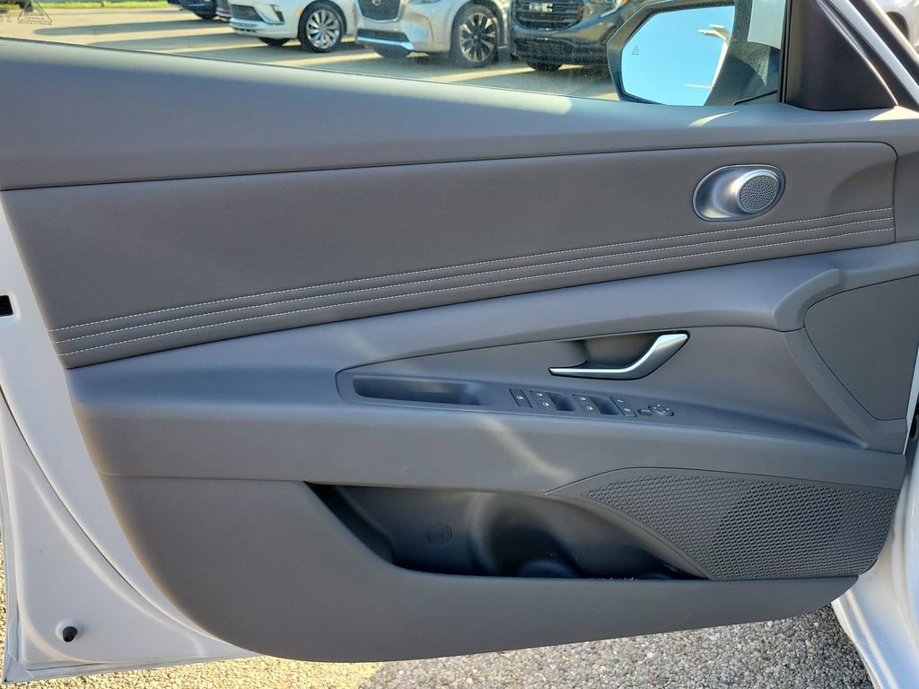 Used 2025 Hyundai Elantra SEL image 19
