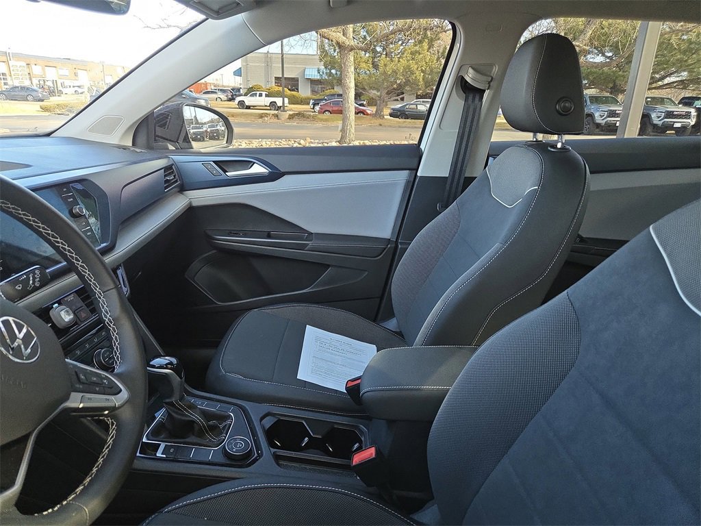 Used 2024 Volkswagen Taos SE w/ Panoramic Sunroof Package image 9