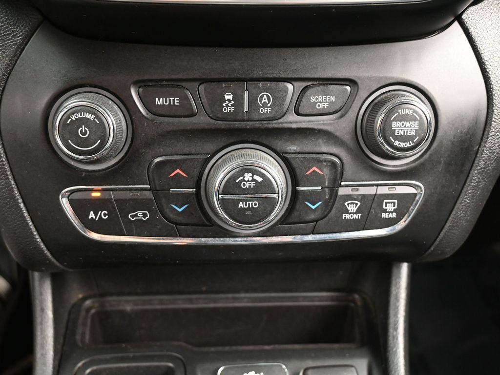 Used 2019 Jeep Cherokee Limited FWD image 22