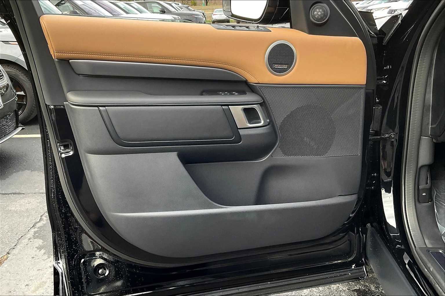 New 2025 Land Rover Discovery Metropolitan Edition image 24