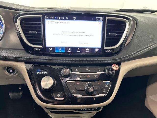 Used 2023 Chrysler Pacifica Touring-L image 21
