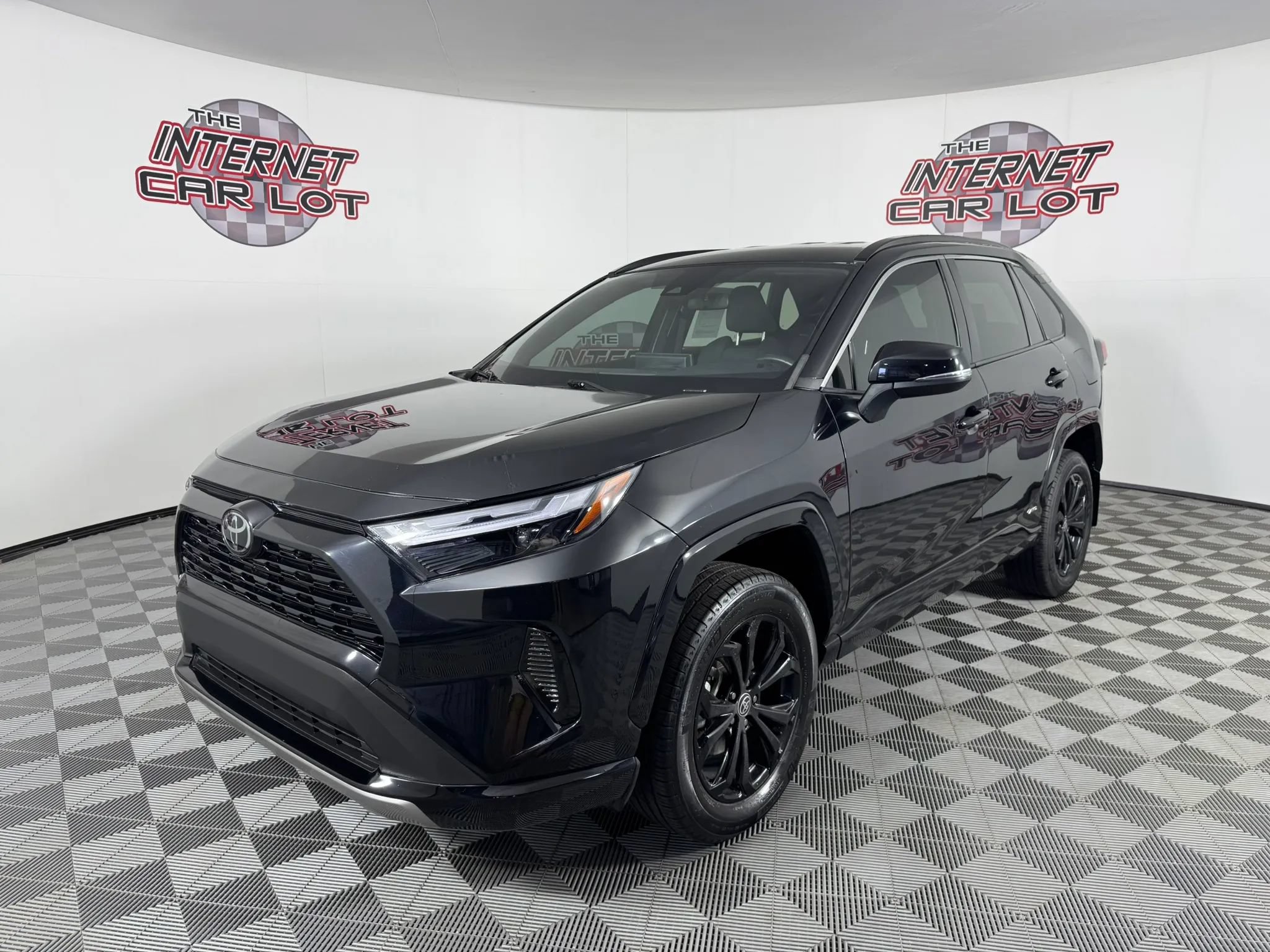 Used 2022 Toyota RAV4 SE AWD/4WD image 3
