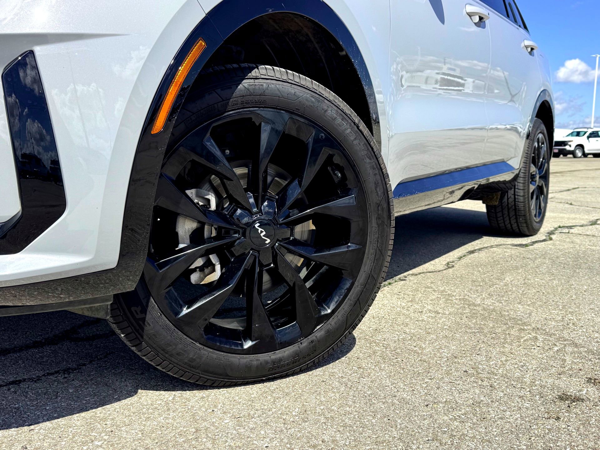 Used 2023 Kia Sorento SX image 2