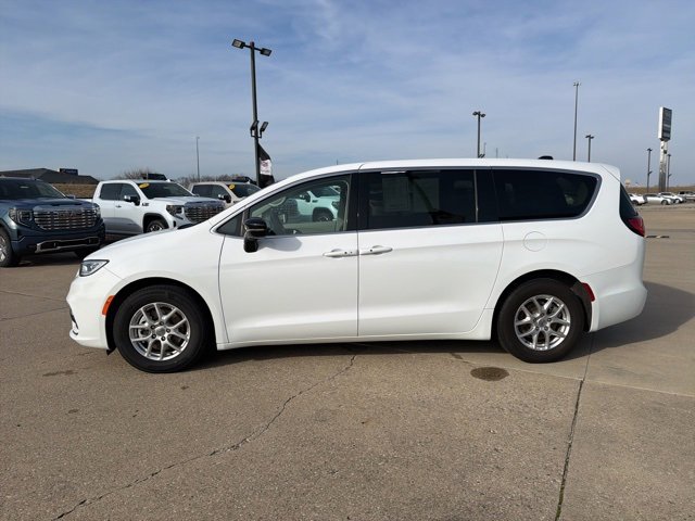 Used 2024 Chrysler Pacifica Touring-L image 18