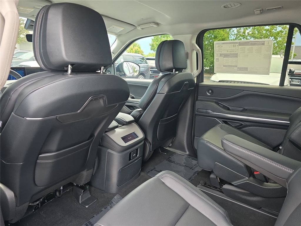 New 2027 Lincoln Navigator Premiere RWD image 11